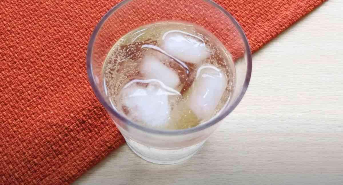 業務スーパーの「飲む果実酢　マスカット」のソーダ割